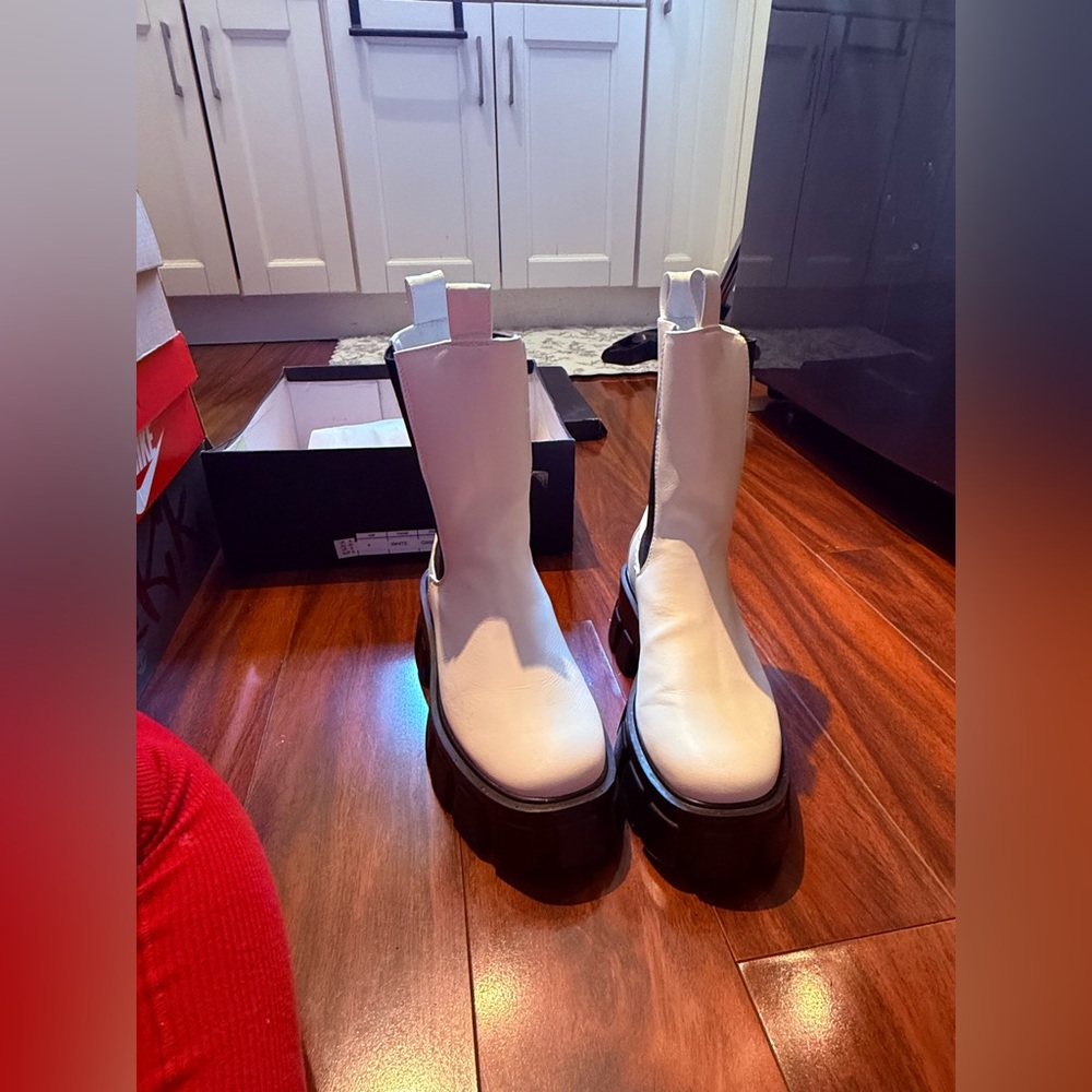 PrettyLittleThing White and Black Chunky Chelsea Boots - Picture 4 of 6
